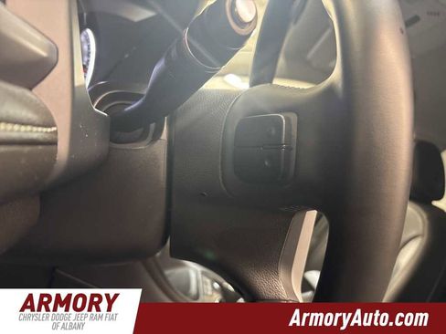 Used 2023 GMC Acadia SLT image 13