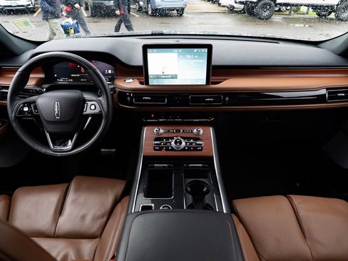 Used 2024 Lincoln Aviator Reserve w/ Equipment Group 201A image 9