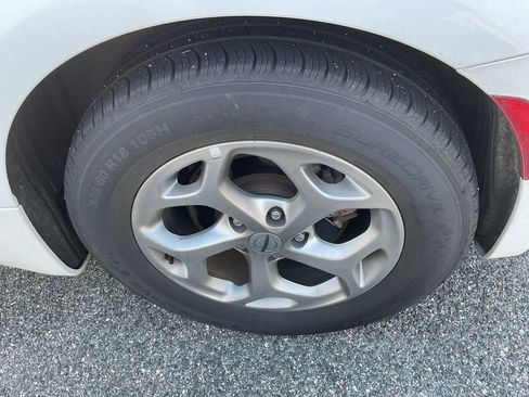 Used 2023 Chrysler Pacifica Limited image 6