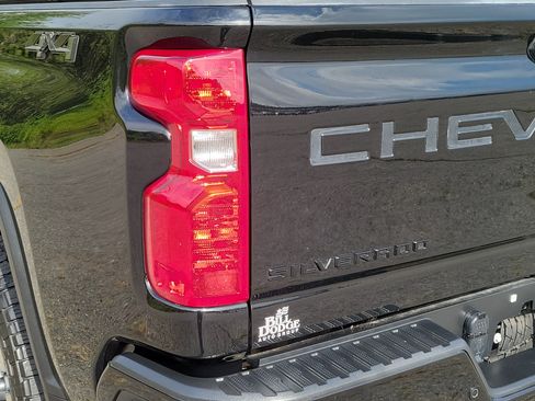 Used 2024 Chevrolet Silverado 2500 Custom w/ Custom Convenience Package AWD/4WD image 11
