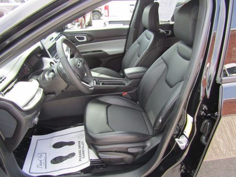 Used 2024 Jeep Compass Latitude AWD/4WD image 13