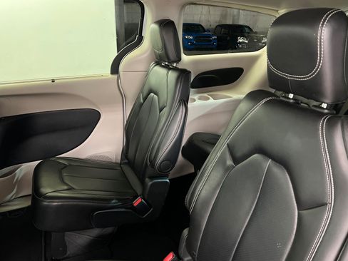 Used 2024 Chrysler Pacifica Touring-L FWD image 20