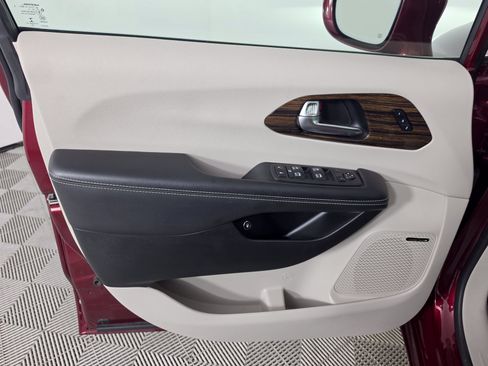 Used 2022 Chrysler Pacifica Limited w/ Uconnect Theater Family Group FWD image 18