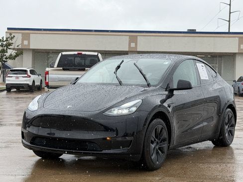 Used 2025 Tesla Model Y Long Range RWD image 8