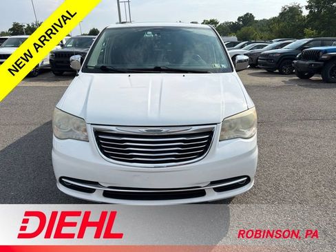 Used 2014 Chrysler Town & Country Touring-L FWD image 4