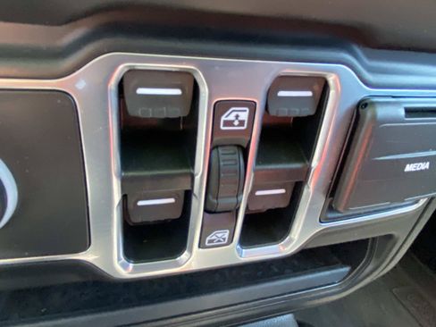 Used 2022 Jeep Gladiator Overland AWD/4WD image 32