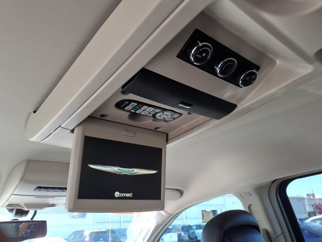 Used 2013 Chrysler Town & Country Touring-L w/ Driver Convenience Group FWD image 12