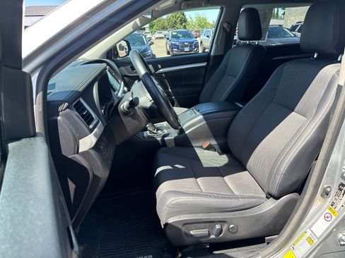 Used 2017 Toyota Highlander Plus AWD/4WD image 10