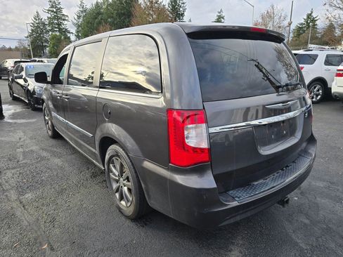 Used 2016 Chrysler Town & Country S w/ Driver Convenience Group image 3