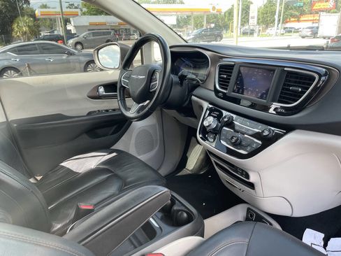 Used 2018 Chrysler Pacifica Touring-L image 12