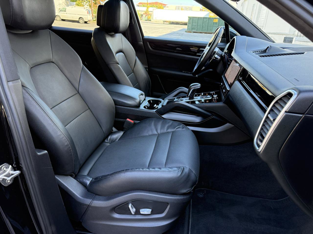 Used 2020 Porsche Cayenne AWD/4WD image 25