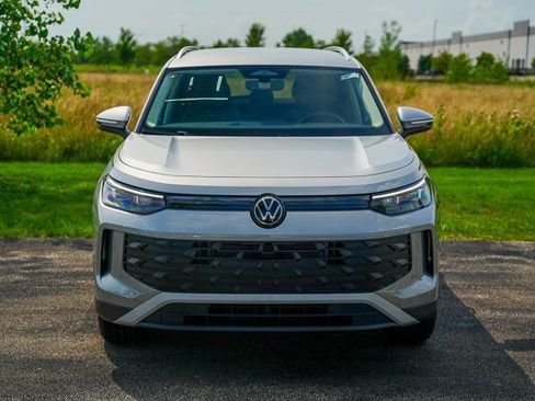 New 2025 Volkswagen Tiguan SE image 3