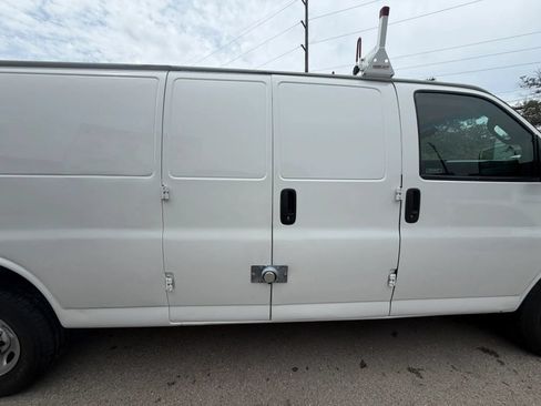 Used 2022 Chevrolet Express 3500 Extended w/ Driver Convenience Package RWD image 17