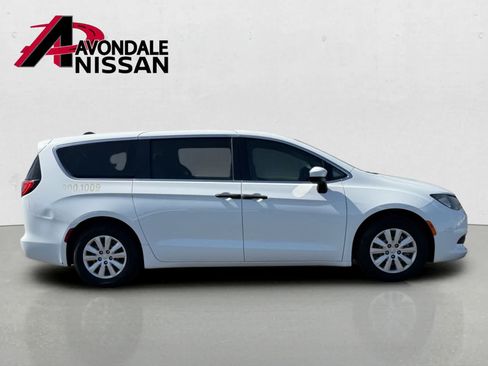 Used 2021 Chrysler Voyager L FWD image 7