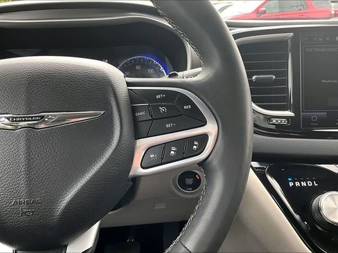 Used 2023 Chrysler Pacifica Touring-L FWD image 12