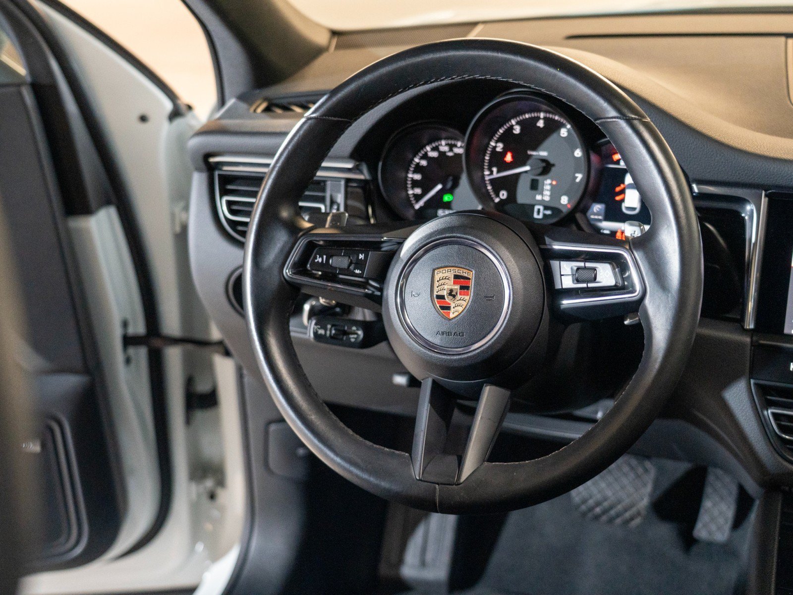 Certified 2025 Porsche Macan AWD/4WD image 22