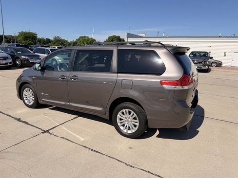 Used 2013 Toyota Sienna XLE FWD image 6