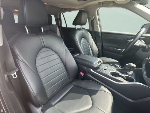 Used 2023 Toyota Highlander XLE FWD image 20