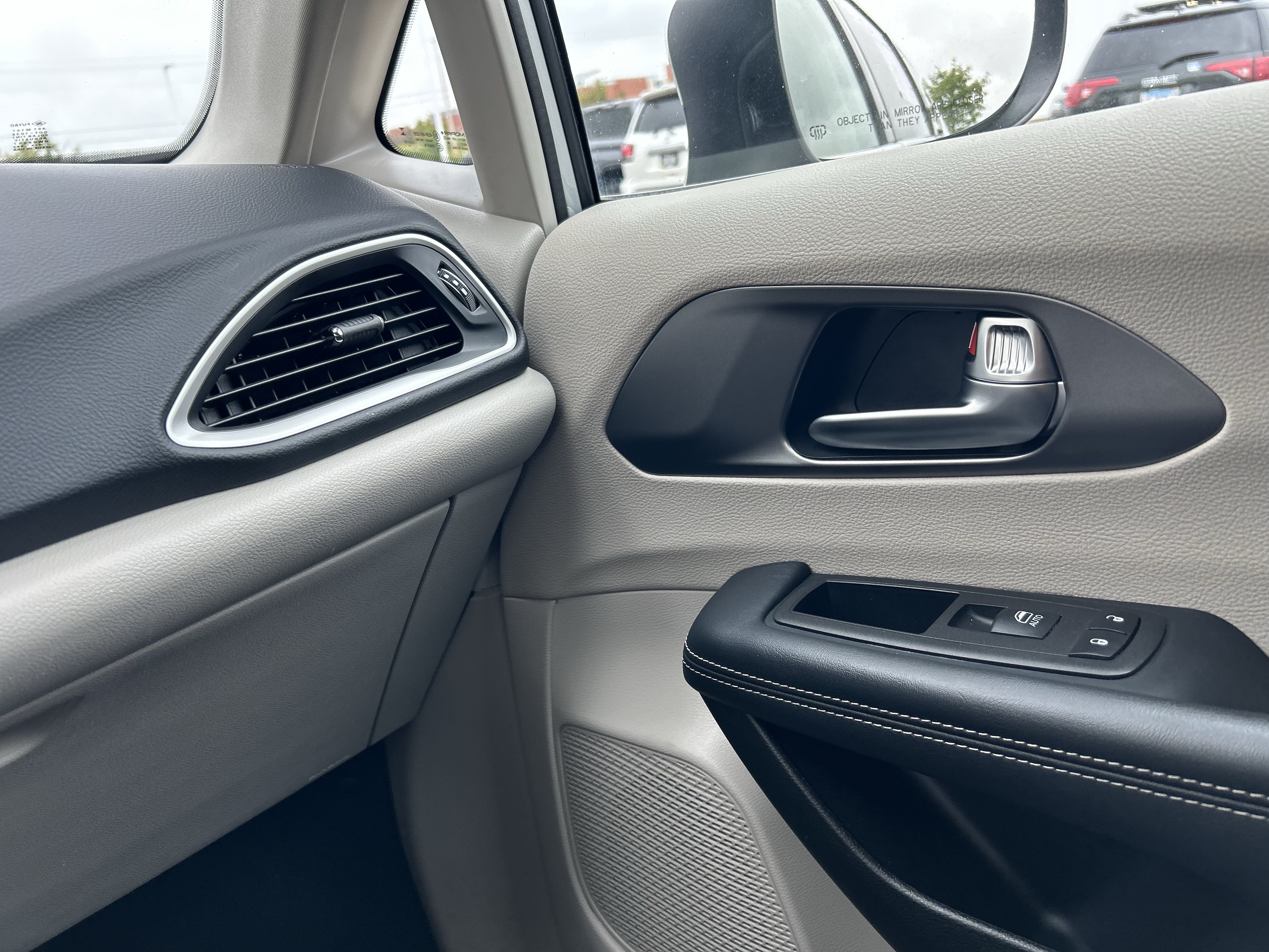 Used 2023 Chrysler Pacifica Touring-L FWD image 26