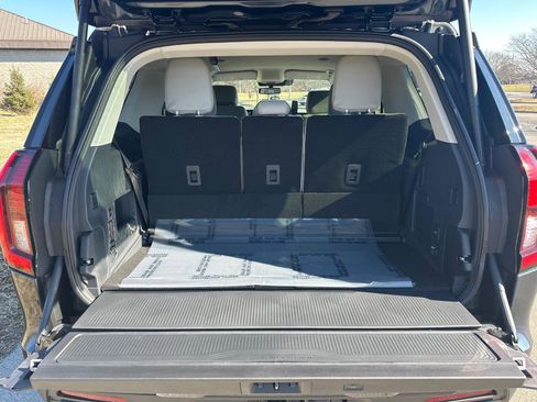 New 2026 Ford Expedition Active image 9