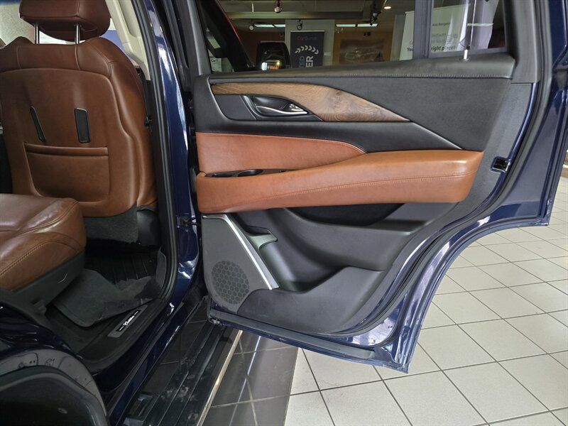Used 2018 Cadillac Escalade Premium Luxury AWD/4WD image 17