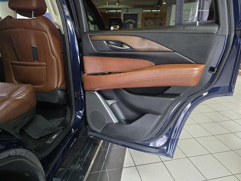 Used 2018 Cadillac Escalade Premium Luxury AWD/4WD image 17