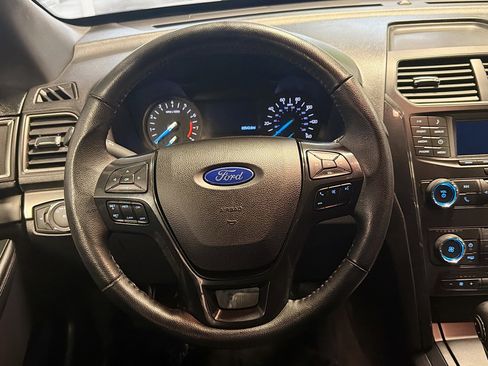 Used 2019 Ford Explorer XLT image 17