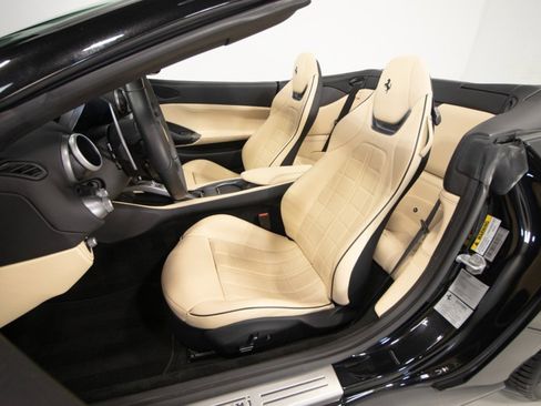Used 2020 Ferrari Portofino image 3