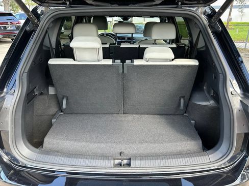 Certified 2022 Volkswagen Tiguan SE R-Line FWD image 33