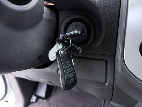 Used 2019 Nissan Frontier SV image 16