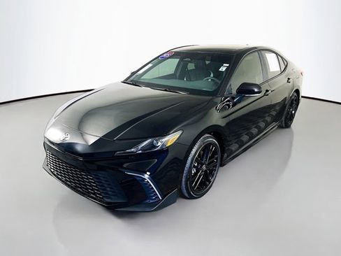 Used 2025 Toyota Camry SE image 3