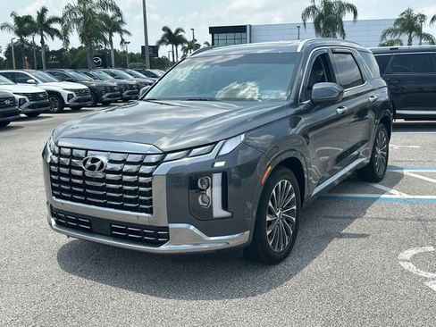 Used 2024 Hyundai Palisade Calligraphy FWD image 2