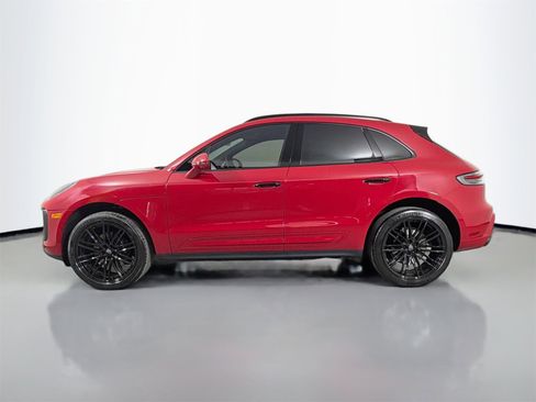 Certified 2023 Porsche Macan image 2
