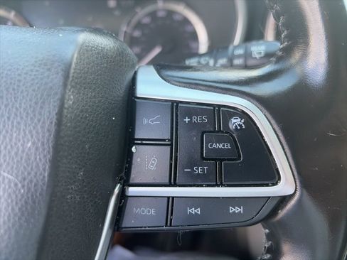 Used 2023 Toyota Highlander XLE image 9