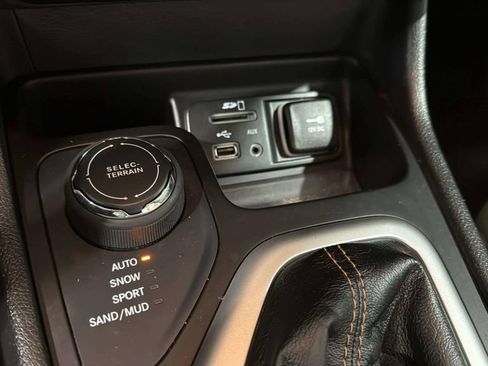 Used 2016 Jeep Cherokee Limited AWD/4WD image 29