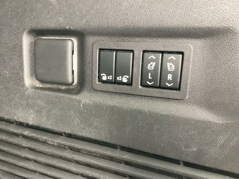 Used 2023 Chevrolet Suburban Premier image 15