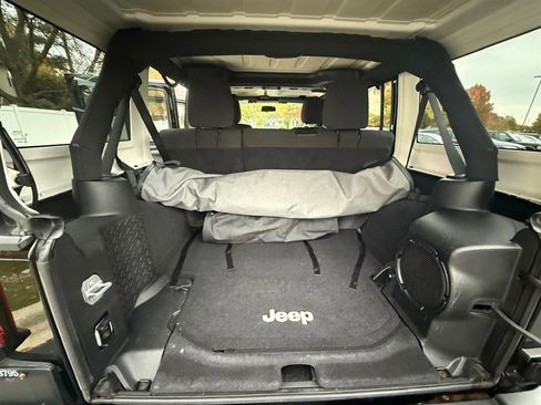 Used 2011 Jeep Wrangler Unlimited Rubicon w/ Connectivity Group image 28