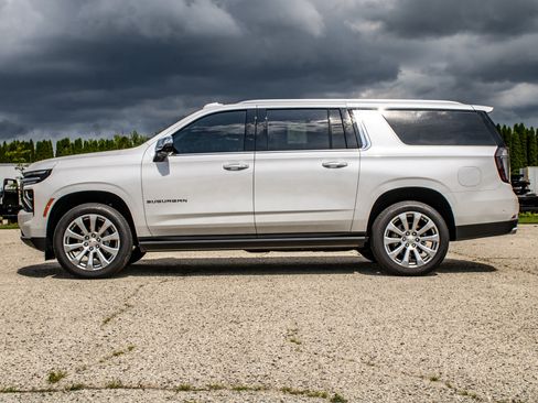 Used 2025 Chevrolet Suburban Premier AWD/4WD image 4