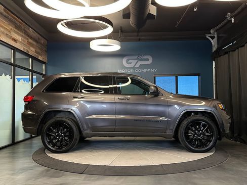 Used 2021 Jeep Grand Cherokee Laredo X AWD/4WD image 2