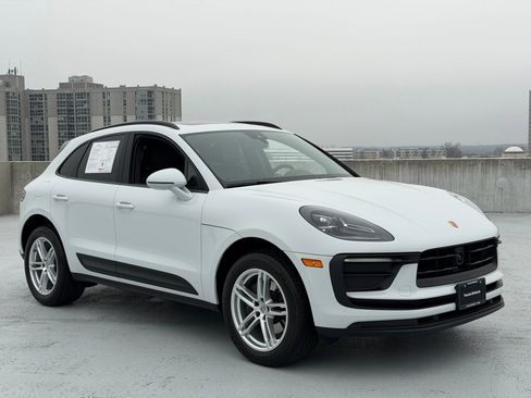 Certified 2023 Porsche Macan image 9