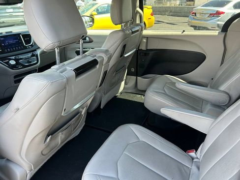 Used 2017 Chrysler Pacifica Touring-L Plus w/ Tire & Wheel Group FWD image 29