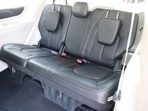 Used 2024 Chrysler Pacifica Touring-L FWD image 13