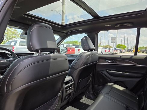 Used 2025 Jeep Grand Cherokee Limited w/ Luxury Tech Group II AWD/4WD image 19