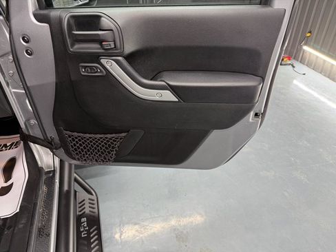 Used 2016 Jeep Wrangler Unlimited Rubicon w/ Connectivity Group image 27