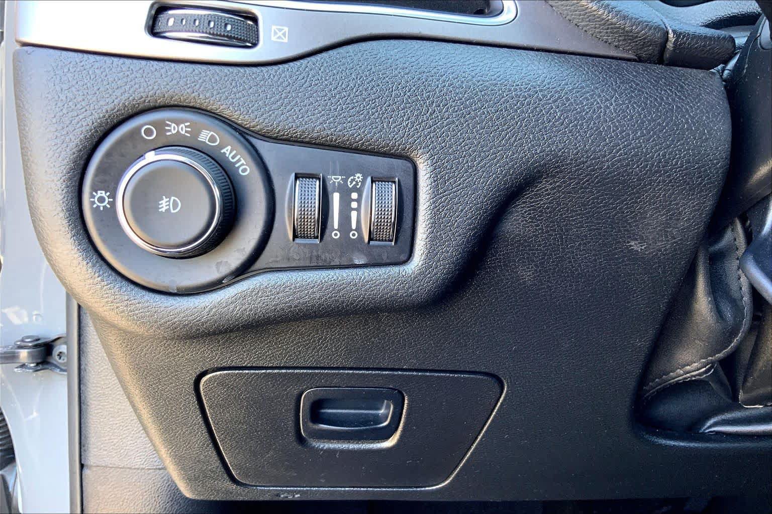 Used 2021 Jeep Cherokee Latitude Plus FWD image 33