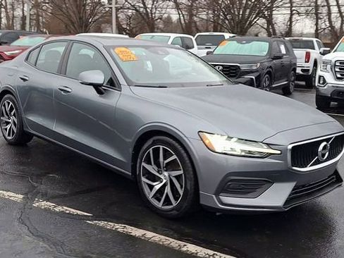 Used 2019 Volvo S60 T6 Momentum w/ Multimedia Package image 2
