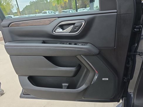 Used 2023 Chevrolet Suburban Premier image 32