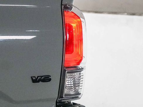 Certified 2022 Toyota Tacoma TRD Off-Road w/ Advanced Technology Package AWD/4WD image 13