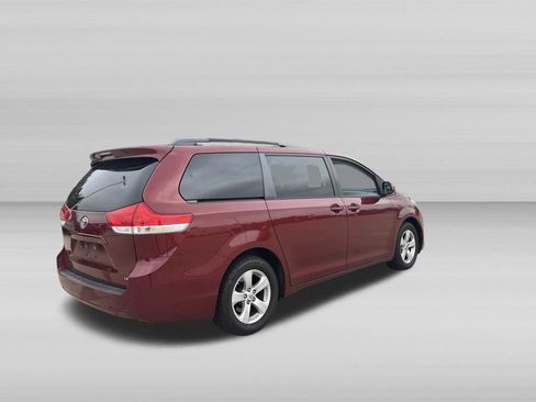 Used 2012 Toyota Sienna LE FWD image 3