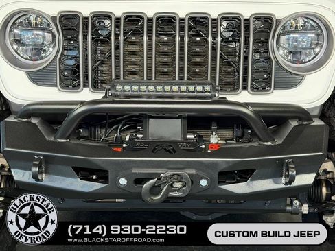 Used 2025 Jeep Wrangler Unlimited Rubicon AWD/4WD image 4